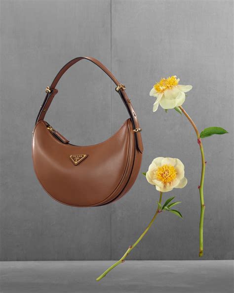 borsa a fiori prada|Borsa Prada Arqué, tutte le star la indossano: nuovi colori 2024 .